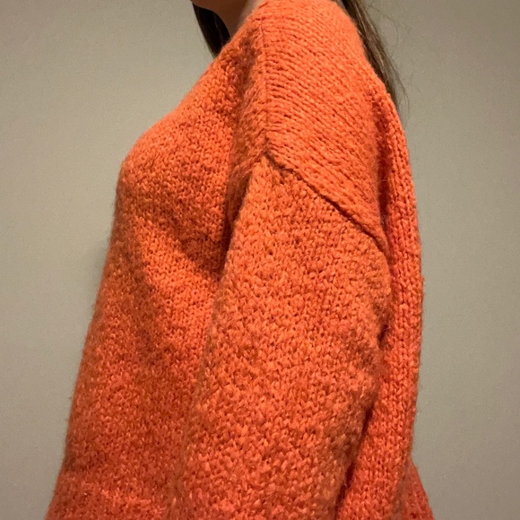 Club Monaco - V-Neck Knit Sweater: Women's S/P Wool and Acrylic Mix - Picture 3 of 6